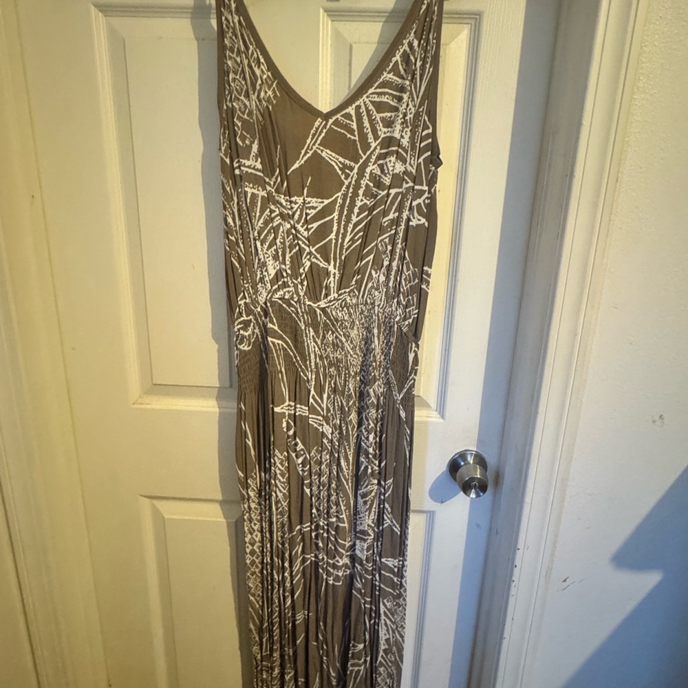 Elegant Beige and White Wahine Toa Maxi Dress